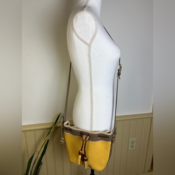 Vtg Dooney & Bourke AWL Teton Drawstring Crossbody Bucket Bag Palomino Yellow - Picture 3 of 15